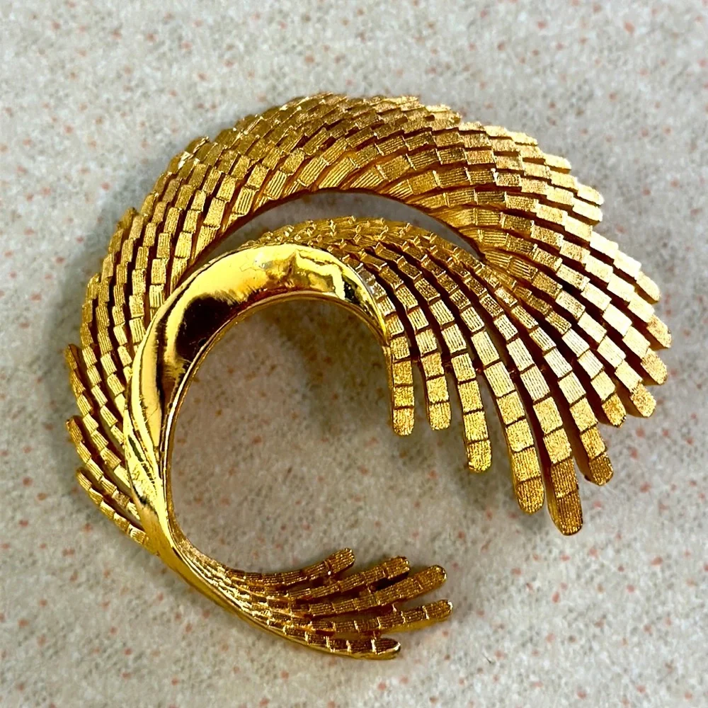 Vintage Trifari gold tone brushed and polished broach (624)